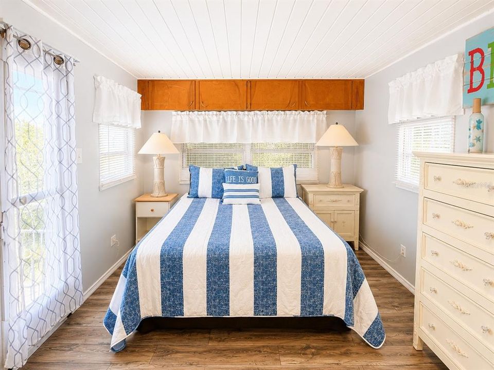 For Sale: $145,000 (2 beds, 1 baths, 880 Square Feet)