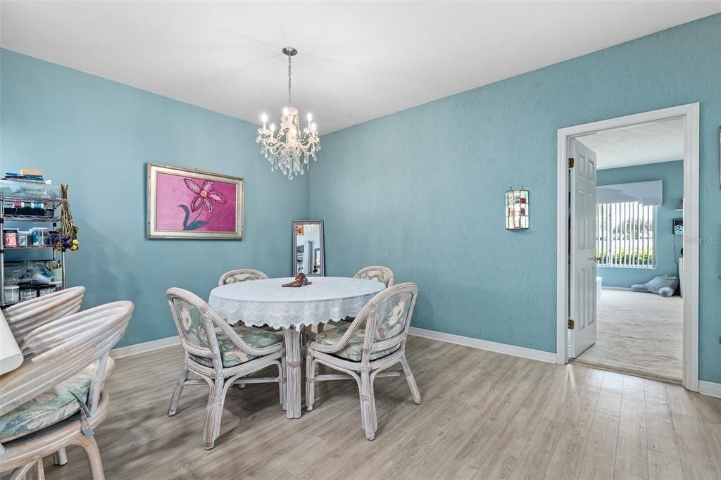 На продажу: $289,900 (2 спален, 2 ванн, 1300 Квадратных фут)