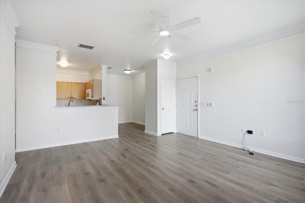 For Sale: $170,000 (1 beds, 1 baths, 765 Square Feet)