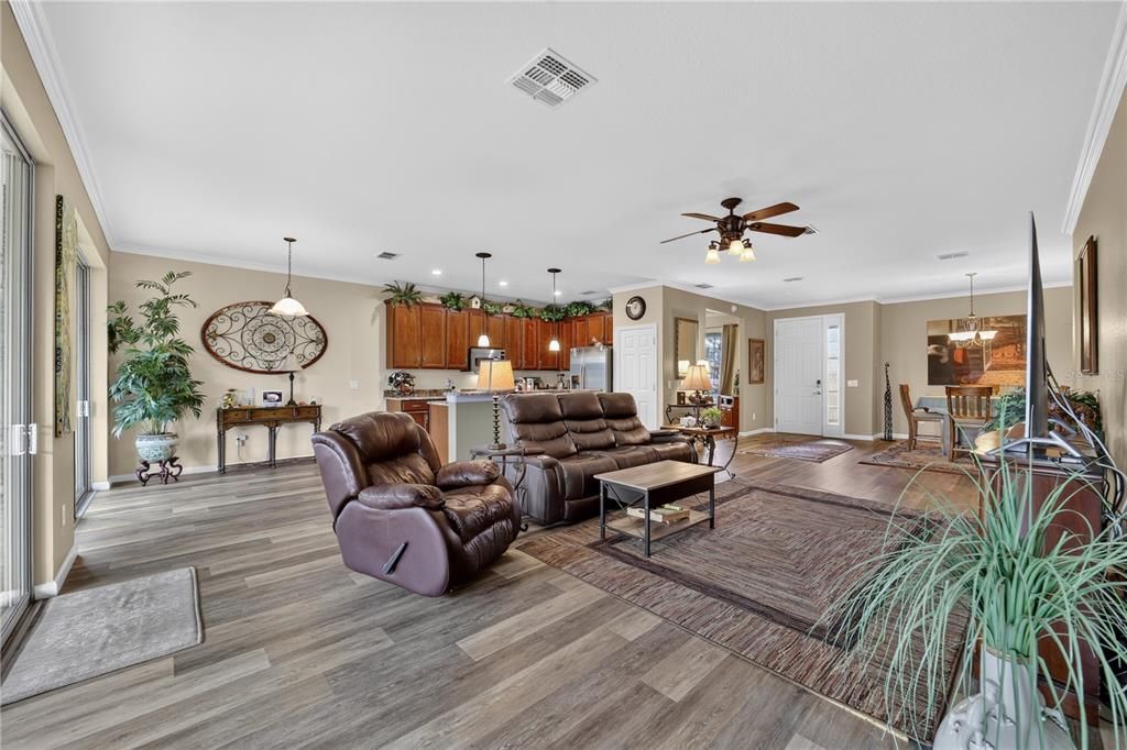 For Sale: $367,500 (2 beds, 2 baths, 1904 Square Feet)