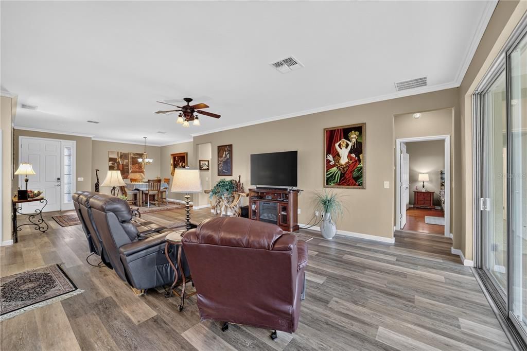 For Sale: $367,500 (2 beds, 2 baths, 1904 Square Feet)