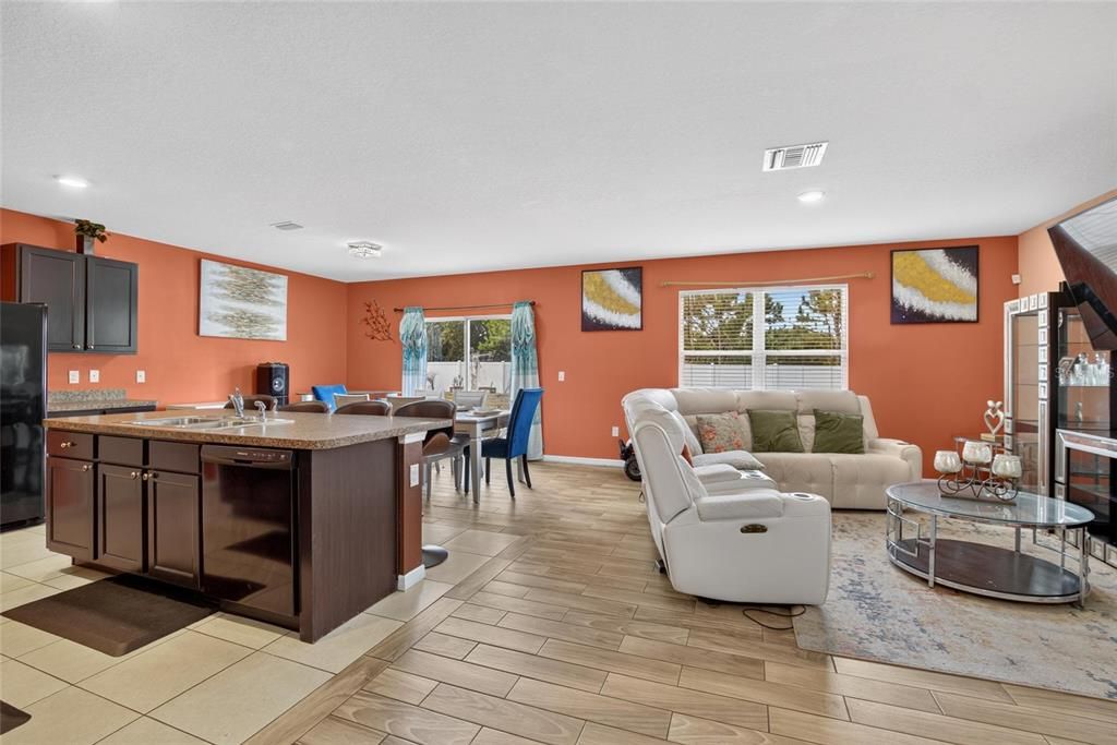 For Sale: $323,500 (4 beds, 2 baths, 2022 Square Feet)