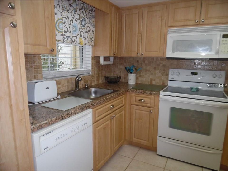 For Sale: $149,900 (1 beds, 1 baths, 974 Square Feet)