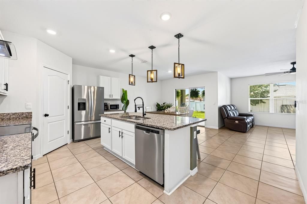 Activo con contrato: $369,000 (4 camas, 2 baños, 1832 Pies cuadrados)