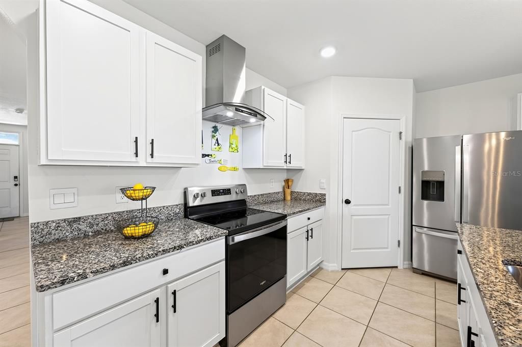 Activo con contrato: $369,000 (4 camas, 2 baños, 1832 Pies cuadrados)