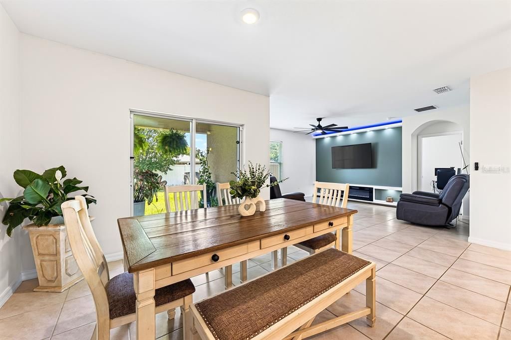 Activo con contrato: $369,000 (4 camas, 2 baños, 1832 Pies cuadrados)