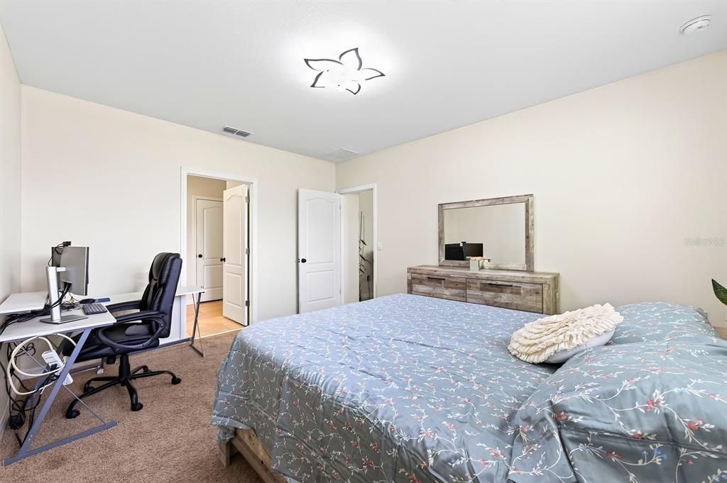 Activo con contrato: $369,000 (4 camas, 2 baños, 1832 Pies cuadrados)