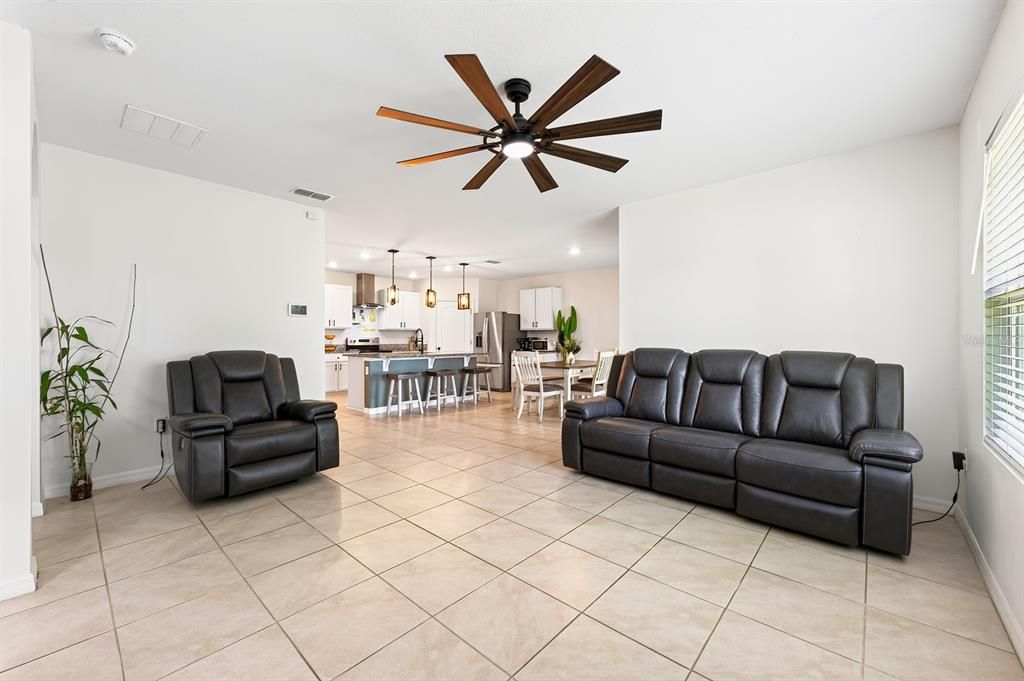Activo con contrato: $369,000 (4 camas, 2 baños, 1832 Pies cuadrados)