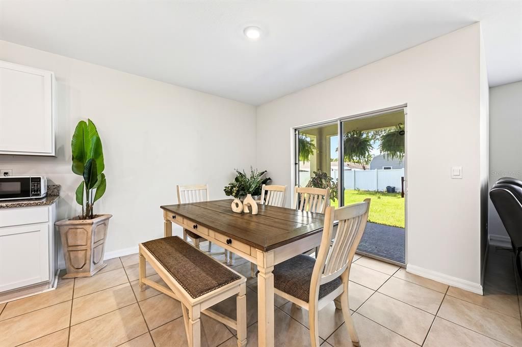 Activo con contrato: $369,000 (4 camas, 2 baños, 1832 Pies cuadrados)