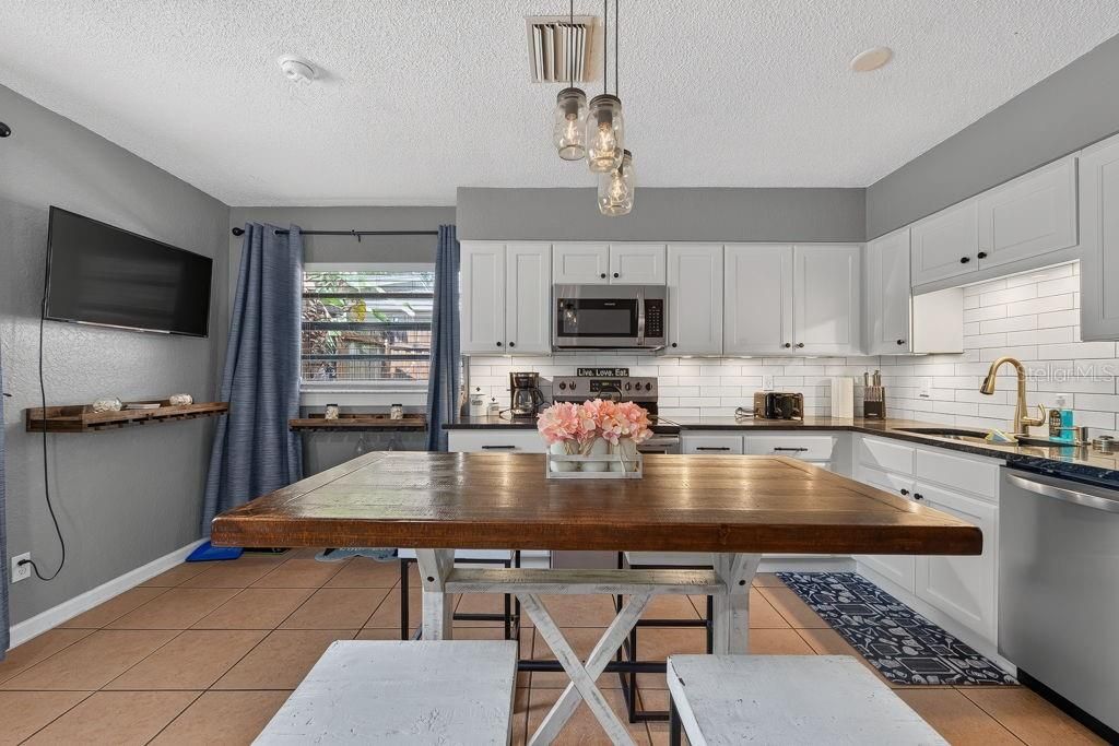 For Sale: $360,000 (2 beds, 2 baths, 1016 Square Feet)