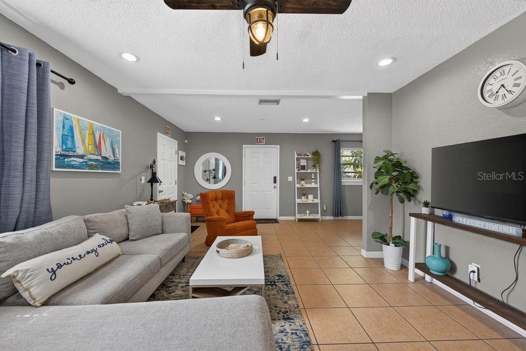 For Sale: $360,000 (2 beds, 2 baths, 1016 Square Feet)