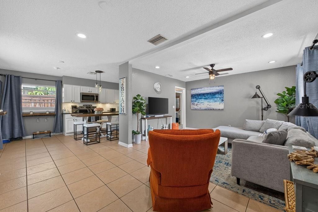 For Sale: $360,000 (2 beds, 2 baths, 1016 Square Feet)