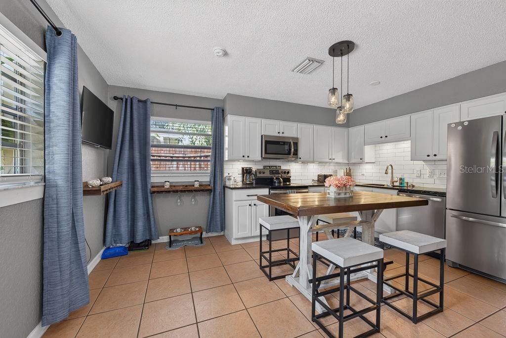 For Sale: $360,000 (2 beds, 2 baths, 1016 Square Feet)