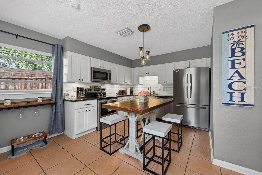 For Sale: $360,000 (2 beds, 2 baths, 1016 Square Feet)
