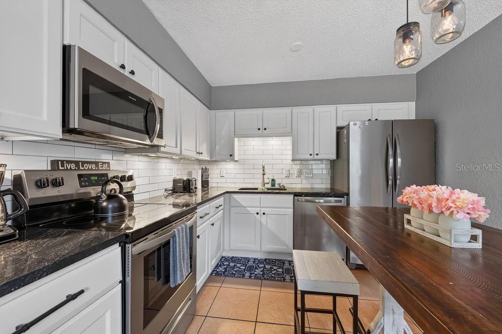 For Sale: $360,000 (2 beds, 2 baths, 1016 Square Feet)
