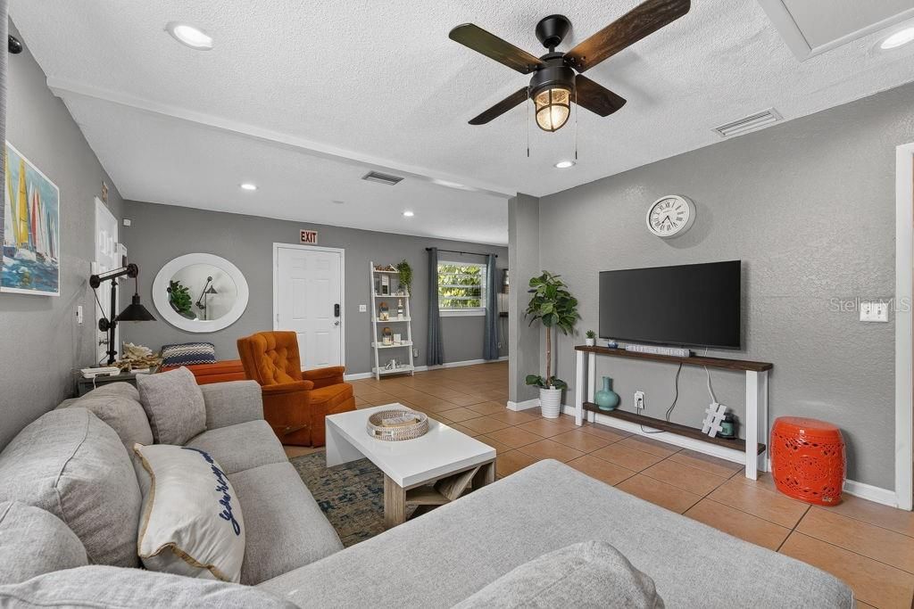 For Sale: $360,000 (2 beds, 2 baths, 1016 Square Feet)