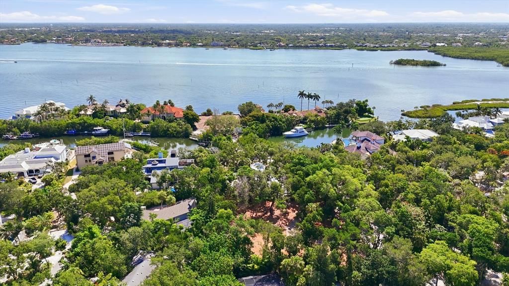 На продажу: $1,595,000 (0.52 acres)