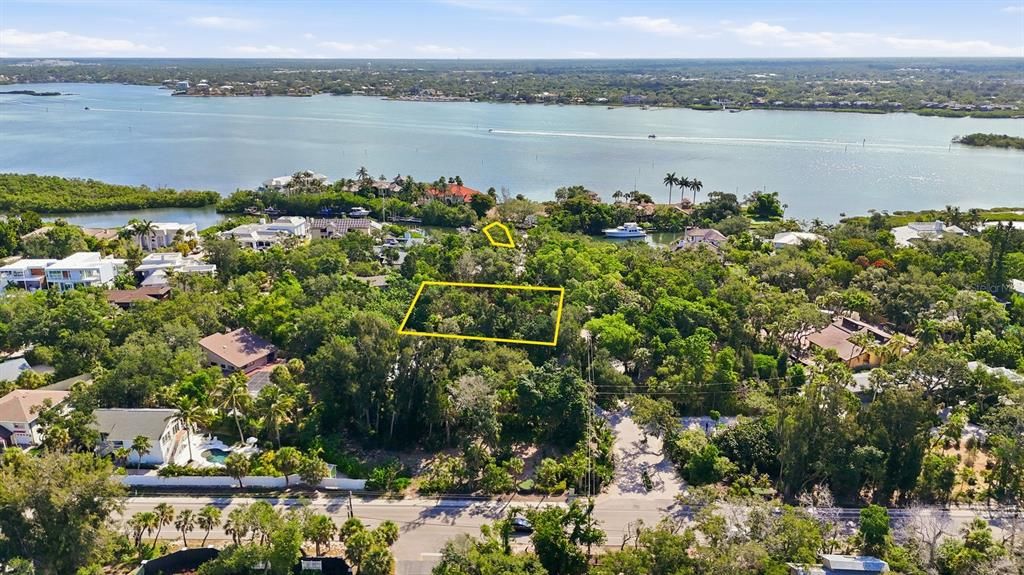 На продажу: $1,595,000 (0.52 acres)