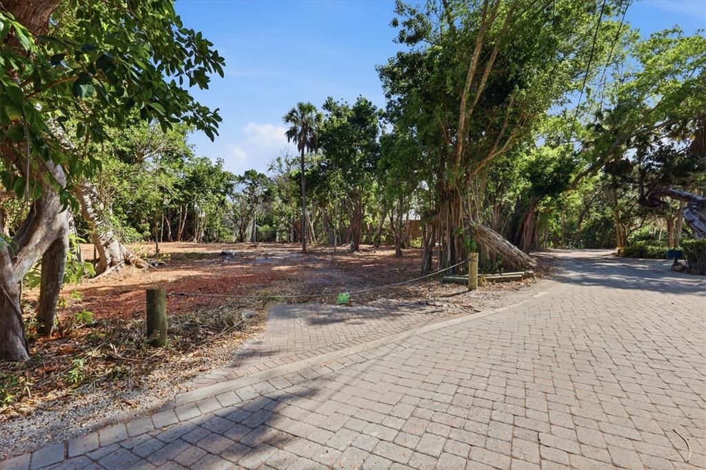 На продажу: $1,595,000 (0.52 acres)
