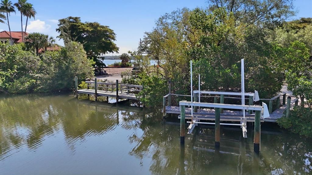 На продажу: $1,595,000 (0.52 acres)