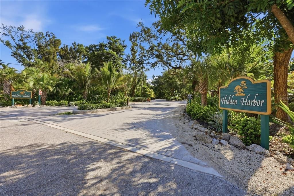На продажу: $1,595,000 (0.52 acres)