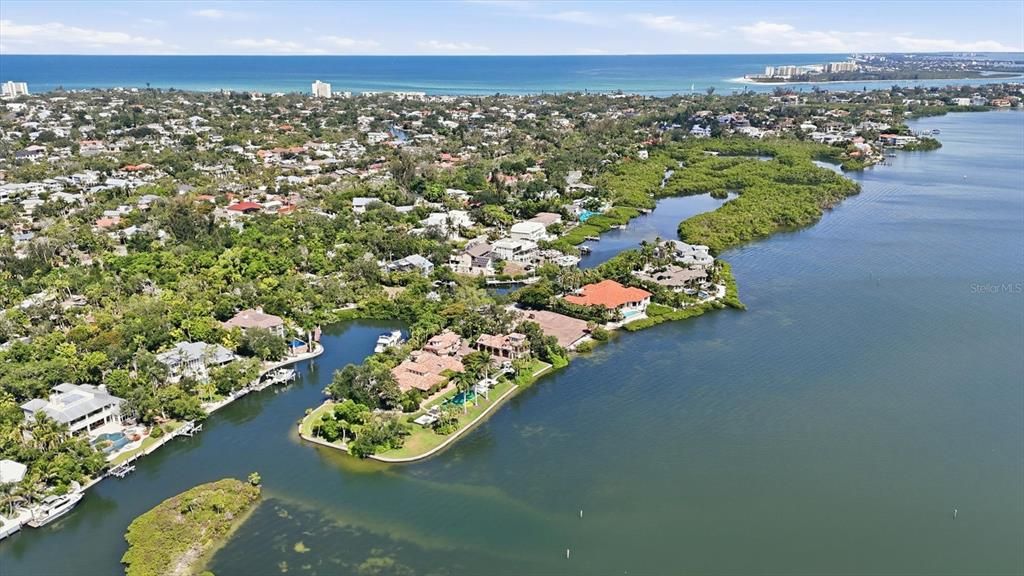 На продажу: $1,595,000 (0.52 acres)