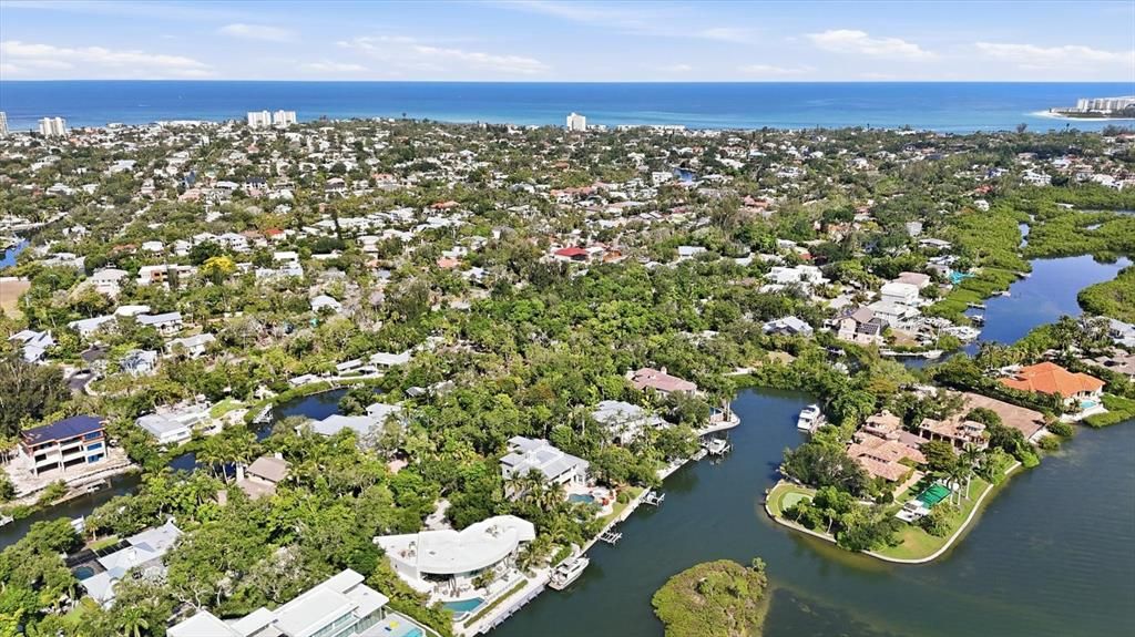 На продажу: $1,595,000 (0.52 acres)