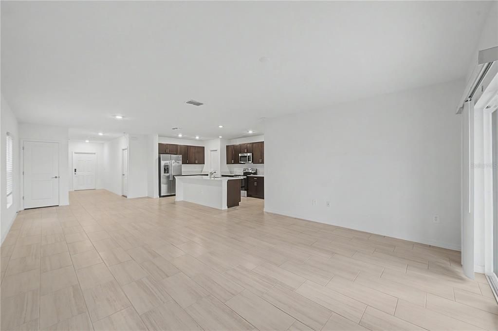 На продажу: $384,900 (6 спален, 3 ванн, 2614 Квадратных фут)