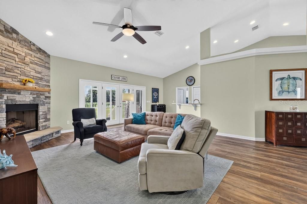 For Sale: $1,095,000 (3 beds, 2 baths, 2378 Square Feet)
