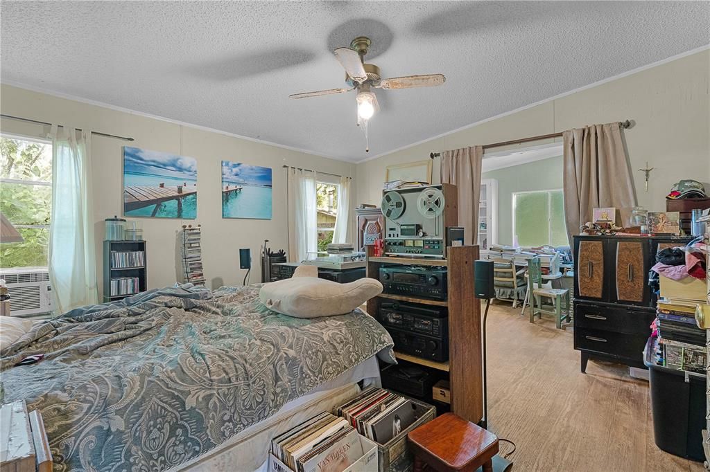 For Sale: $169,900 (3 beds, 2 baths, 1596 Square Feet)