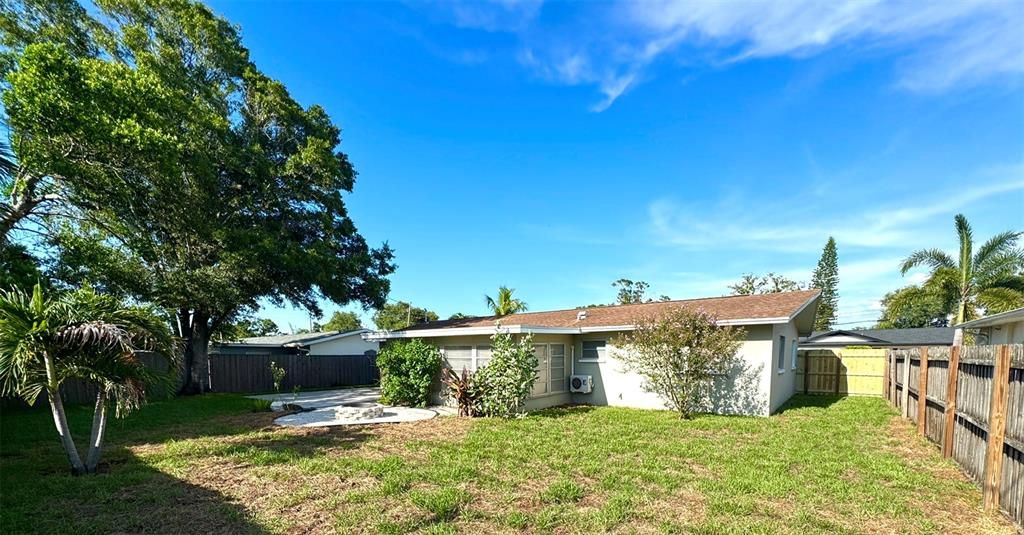 For Sale: $379,900 (2 beds, 2 baths, 1116 Square Feet)