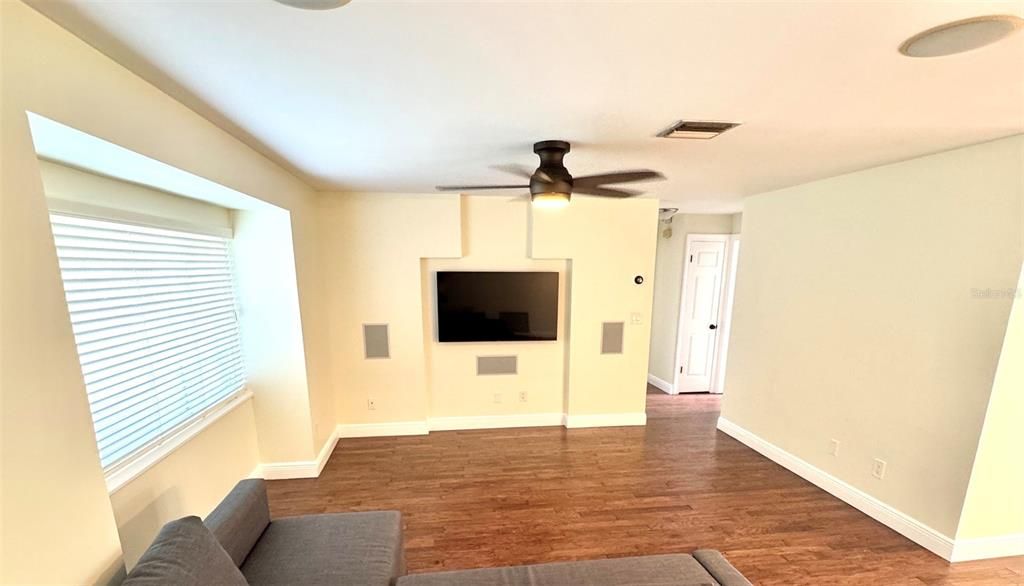 For Sale: $379,900 (2 beds, 2 baths, 1116 Square Feet)