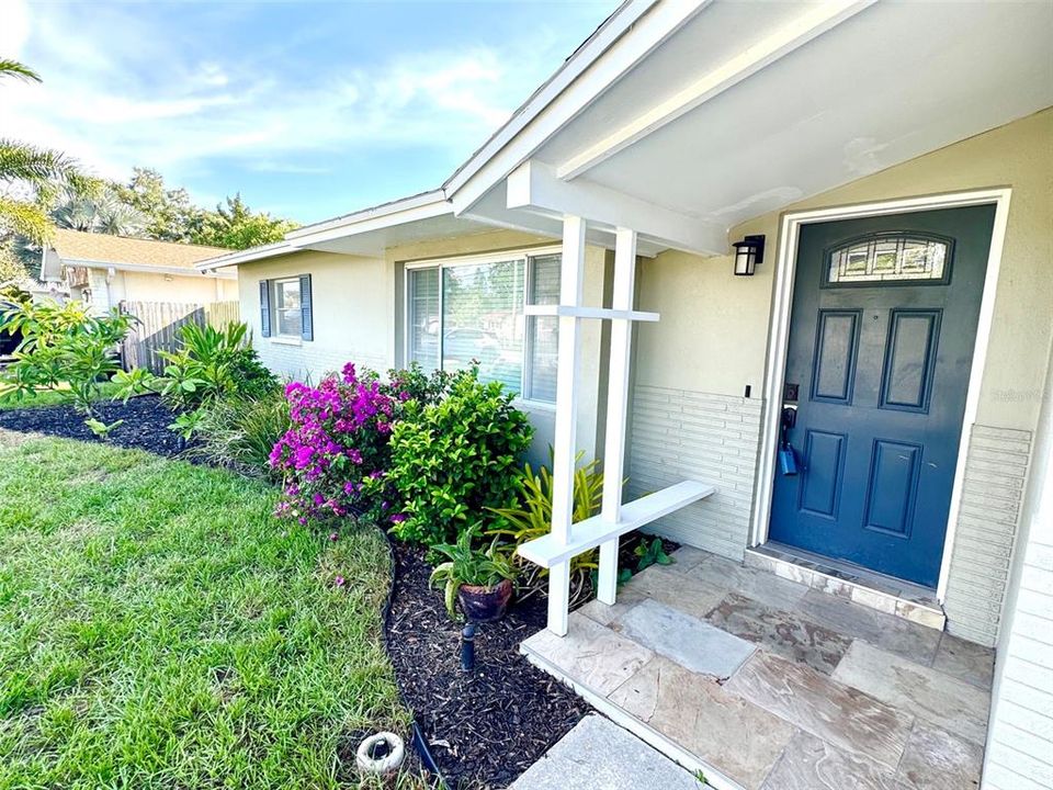 For Sale: $379,900 (2 beds, 2 baths, 1116 Square Feet)