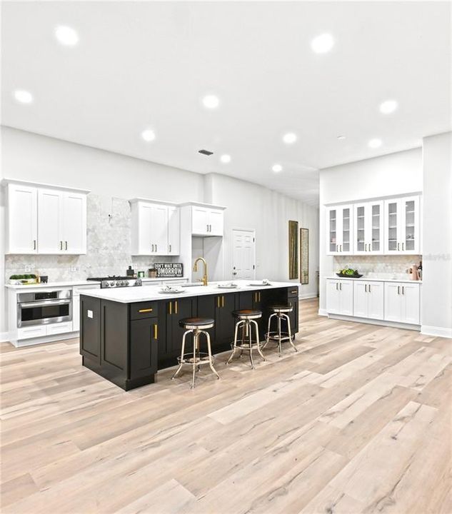 Activo con contrato: $779,900 (4 camas, 3 baños, 2907 Pies cuadrados)