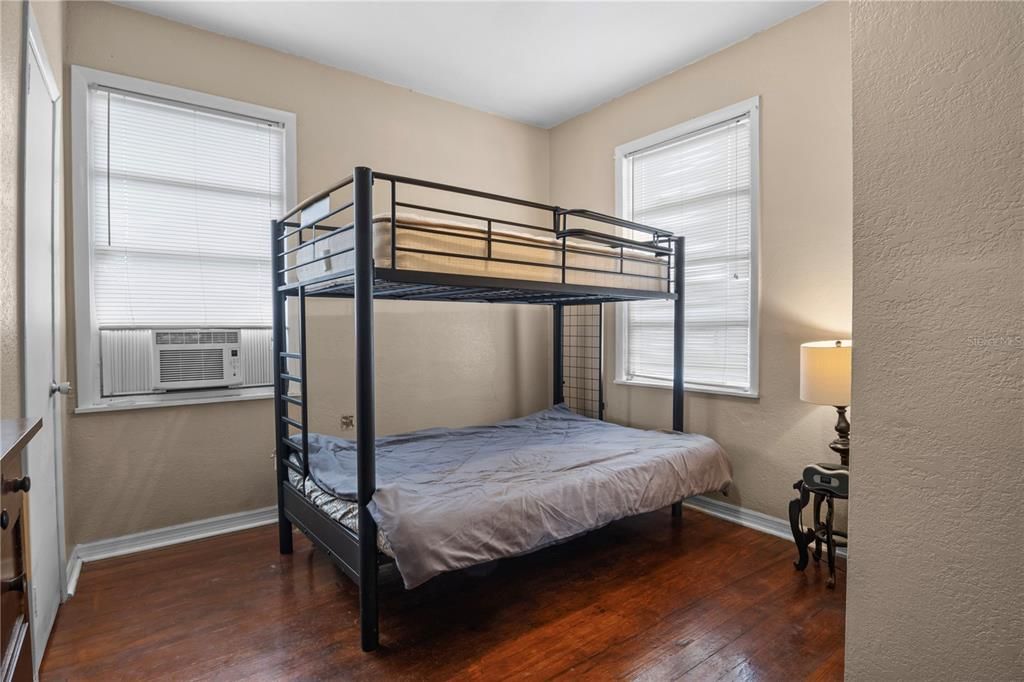 For Sale: $149,900 (2 beds, 1 baths, 1001 Square Feet)