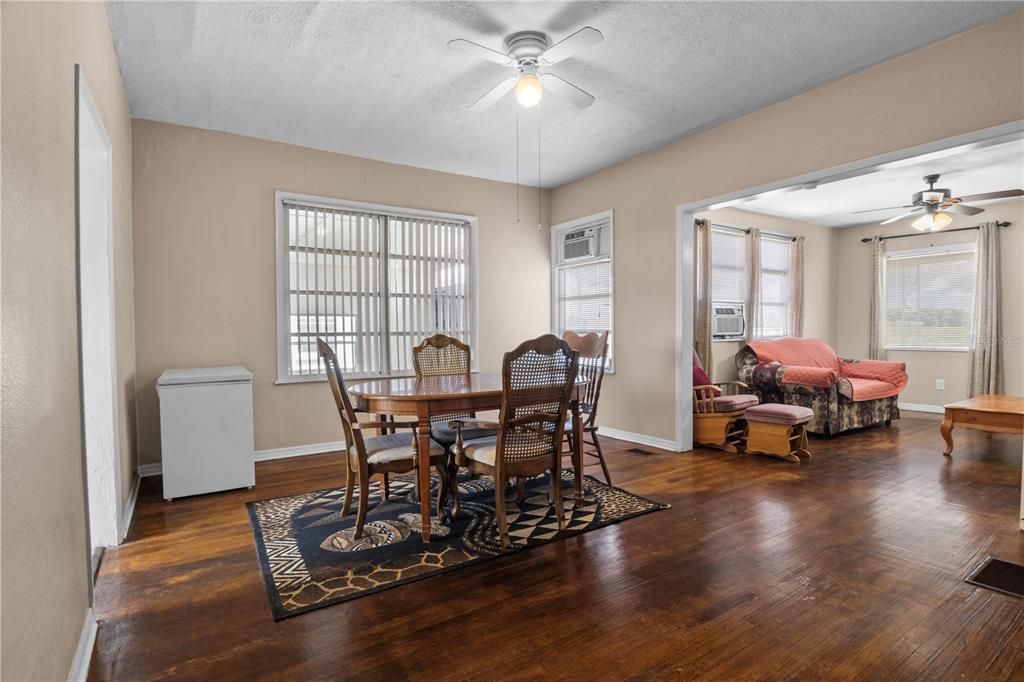 For Sale: $149,900 (2 beds, 1 baths, 1001 Square Feet)