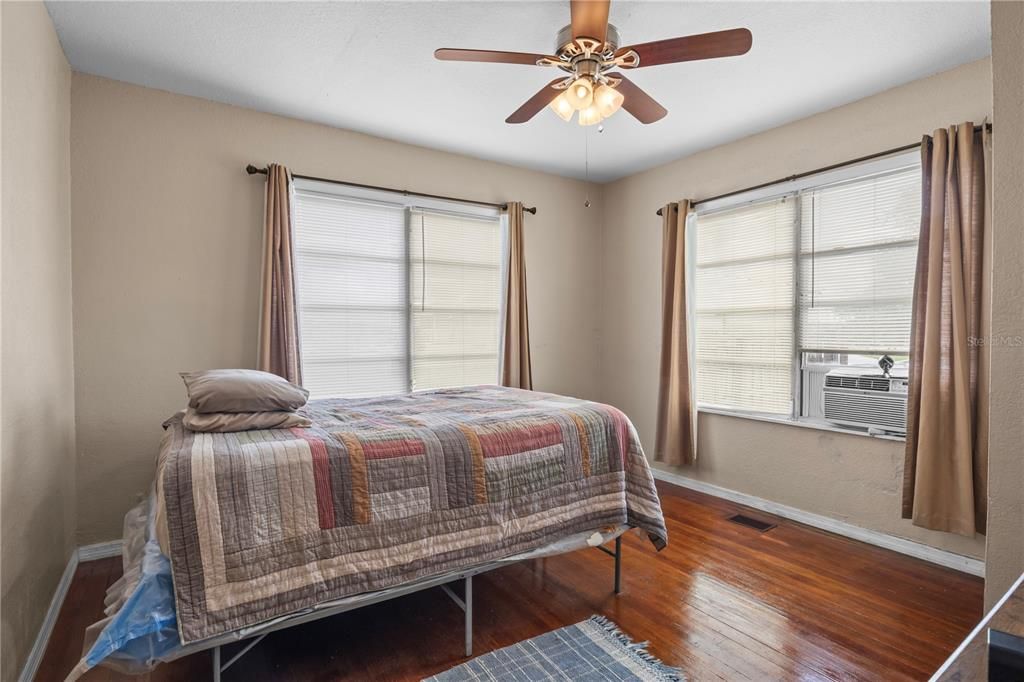 For Sale: $149,900 (2 beds, 1 baths, 1001 Square Feet)
