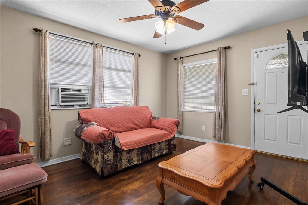 For Sale: $149,900 (2 beds, 1 baths, 1001 Square Feet)