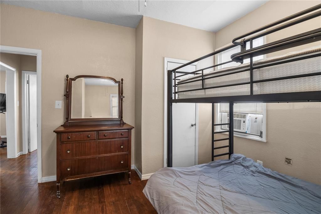 For Sale: $149,900 (2 beds, 1 baths, 1001 Square Feet)