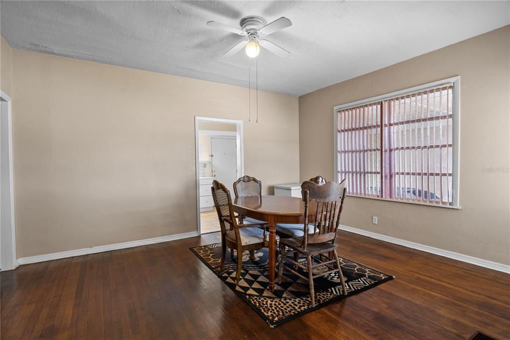 For Sale: $149,900 (2 beds, 1 baths, 1001 Square Feet)
