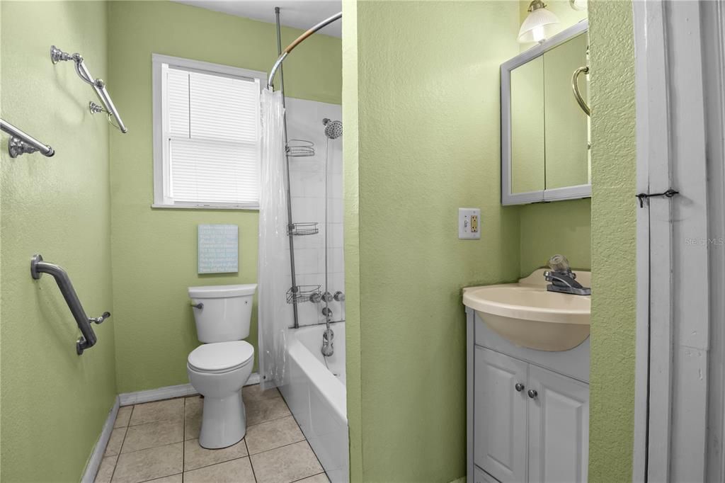 For Sale: $149,900 (2 beds, 1 baths, 1001 Square Feet)