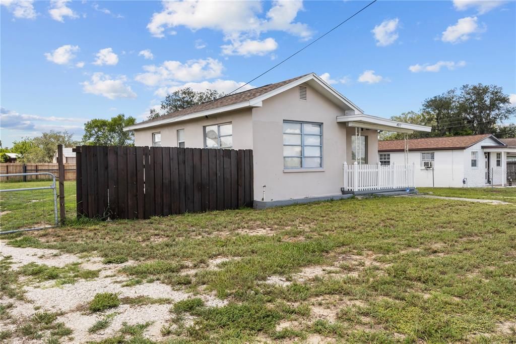 For Sale: $149,900 (2 beds, 1 baths, 1001 Square Feet)