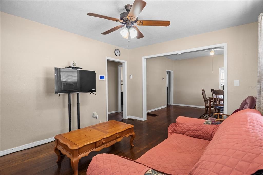For Sale: $149,900 (2 beds, 1 baths, 1001 Square Feet)
