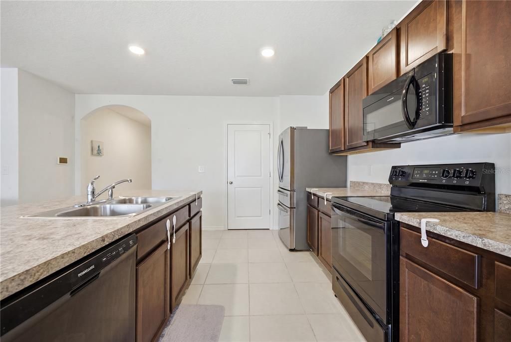 Active With Contract: $292,000 (3 beds, 2 baths, 1672 Square Feet)