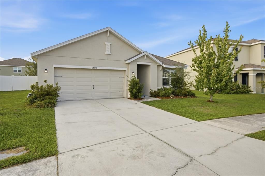 Active With Contract: $292,000 (3 beds, 2 baths, 1672 Square Feet)