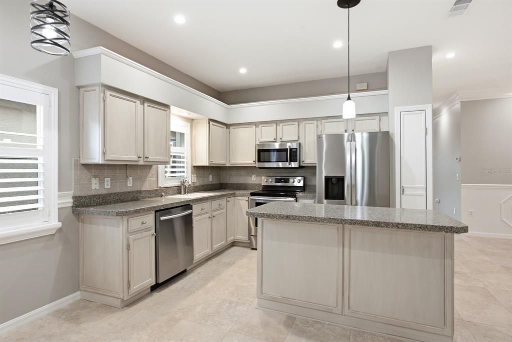 For Sale: $410,000 (2 beds, 2 baths, 1662 Square Feet)