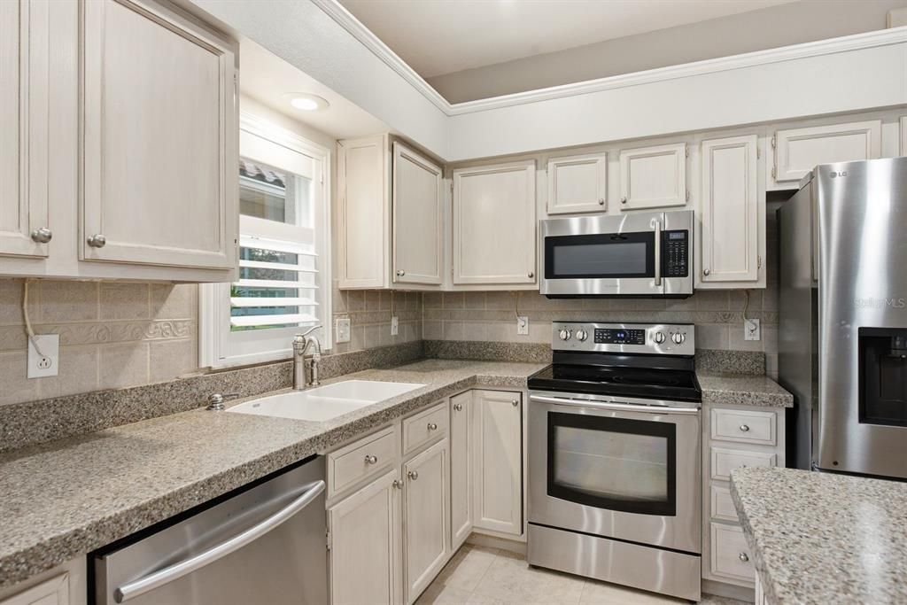 For Sale: $410,000 (2 beds, 2 baths, 1662 Square Feet)