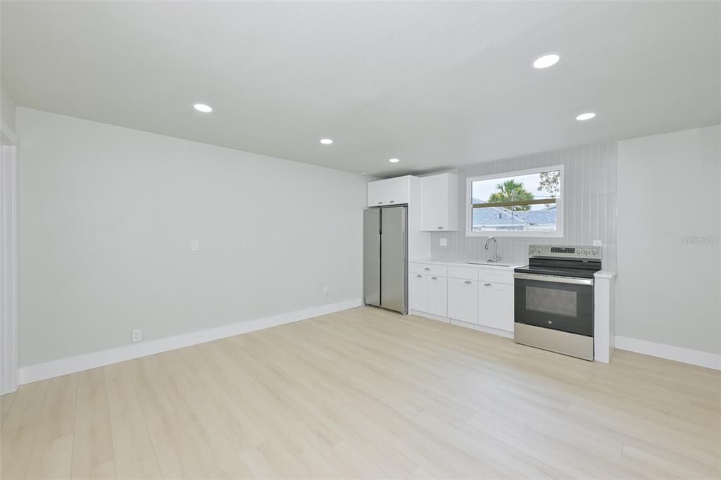 For Rent: $2,100 (3 beds, 2 baths, 1400 Square Feet)