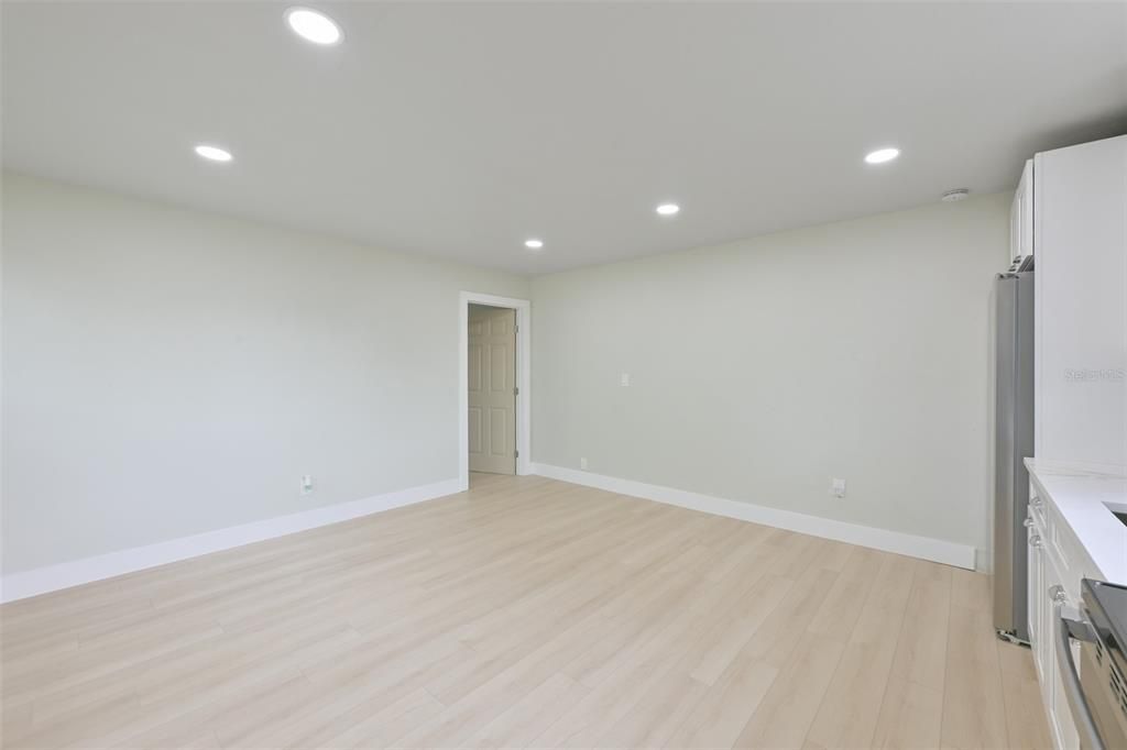 For Rent: $2,100 (3 beds, 2 baths, 1400 Square Feet)