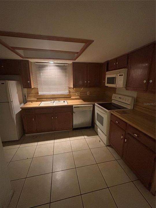 На продажу: $223,000 (2 спален, 1 ванн, 1240 Квадратных фут)